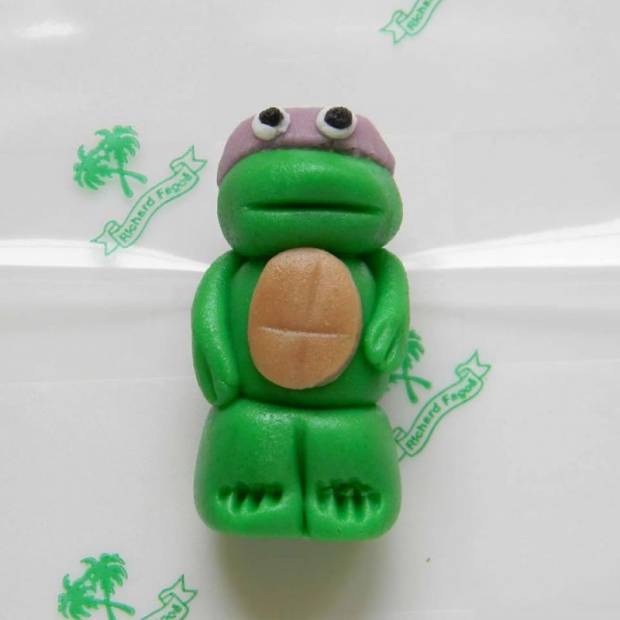 Tortafigura Ninja Turtle 5cm Donatello kókuszos műanyagból